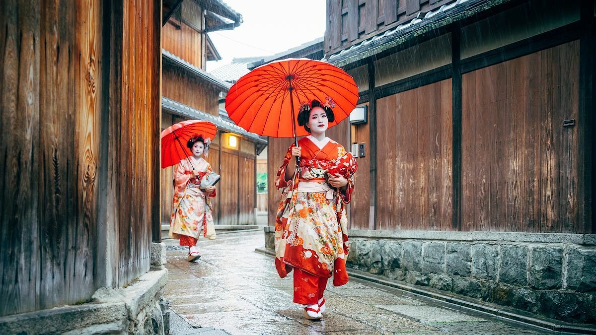 1 Maiko Women Walking in Kyoto