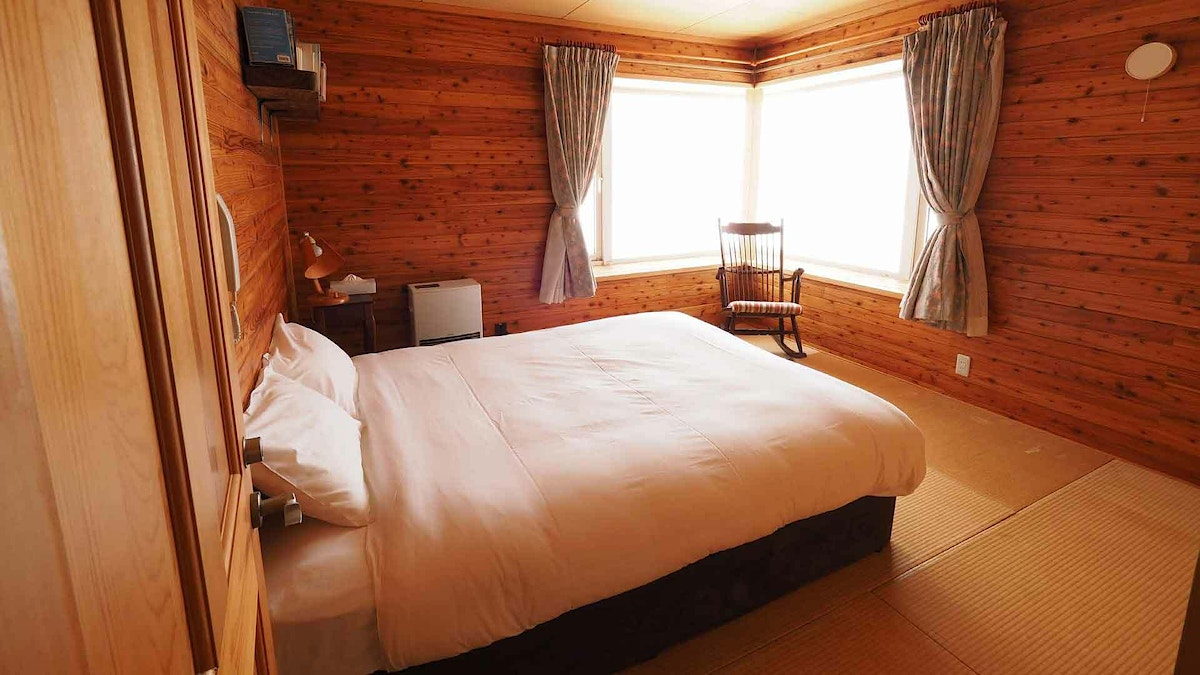 Kabayama Yellow House Bed Room