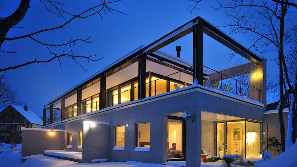 Niseko Glass House exterior winter 1024x681